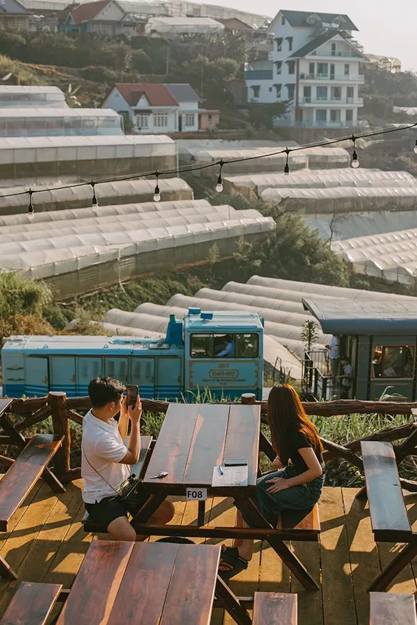 Không gian nướng chill tại Tiệm Nướng Xóm Lèo Đà Lạt với view thung lũng lãng mạn