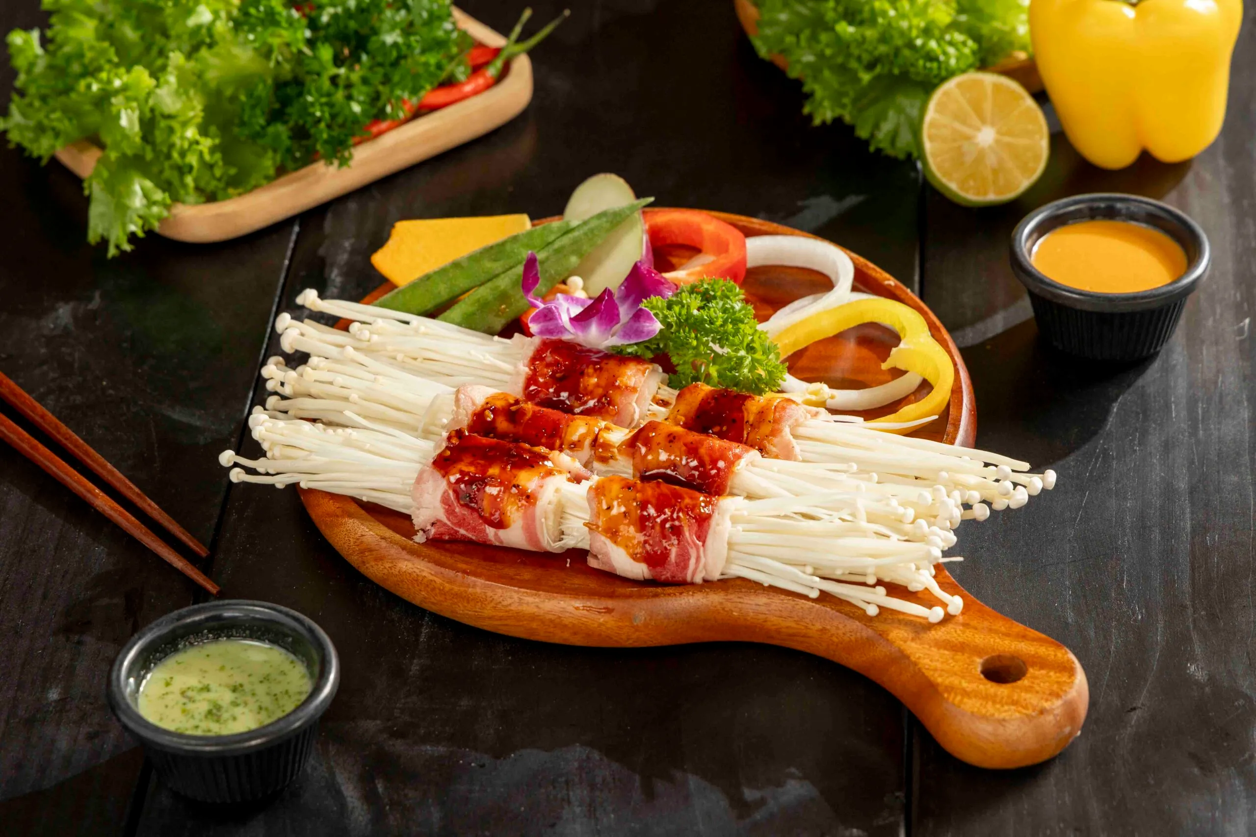 Ba chỉ bò cuộn nấm kim châm tại Tiệm Nướng & Chill Xóm Lèo