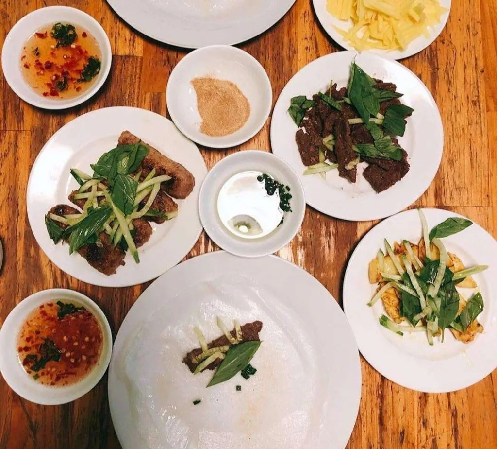 Bánh ướt tráng mỏng ăn kèm nem, chả, thịt bò, rau thơm và nước chấm