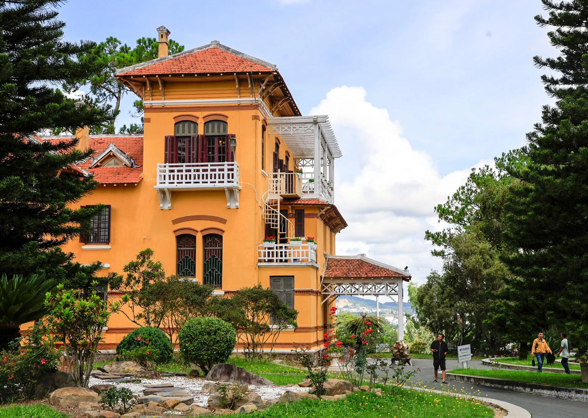 Bảo tảng Lâm Đồng - Hồ Than Thở