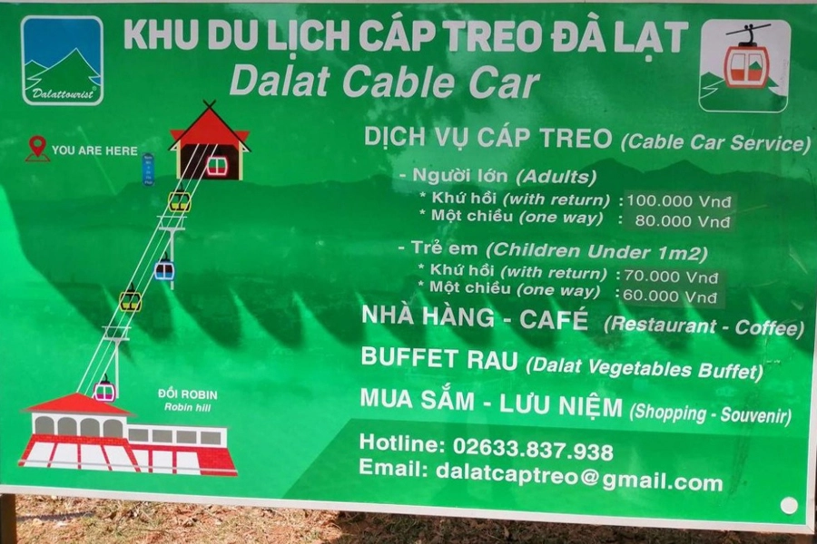 Biển giới thiệu dịch vụ và giá vé cáp treo Đà Lạt tại ga Đồi Robin