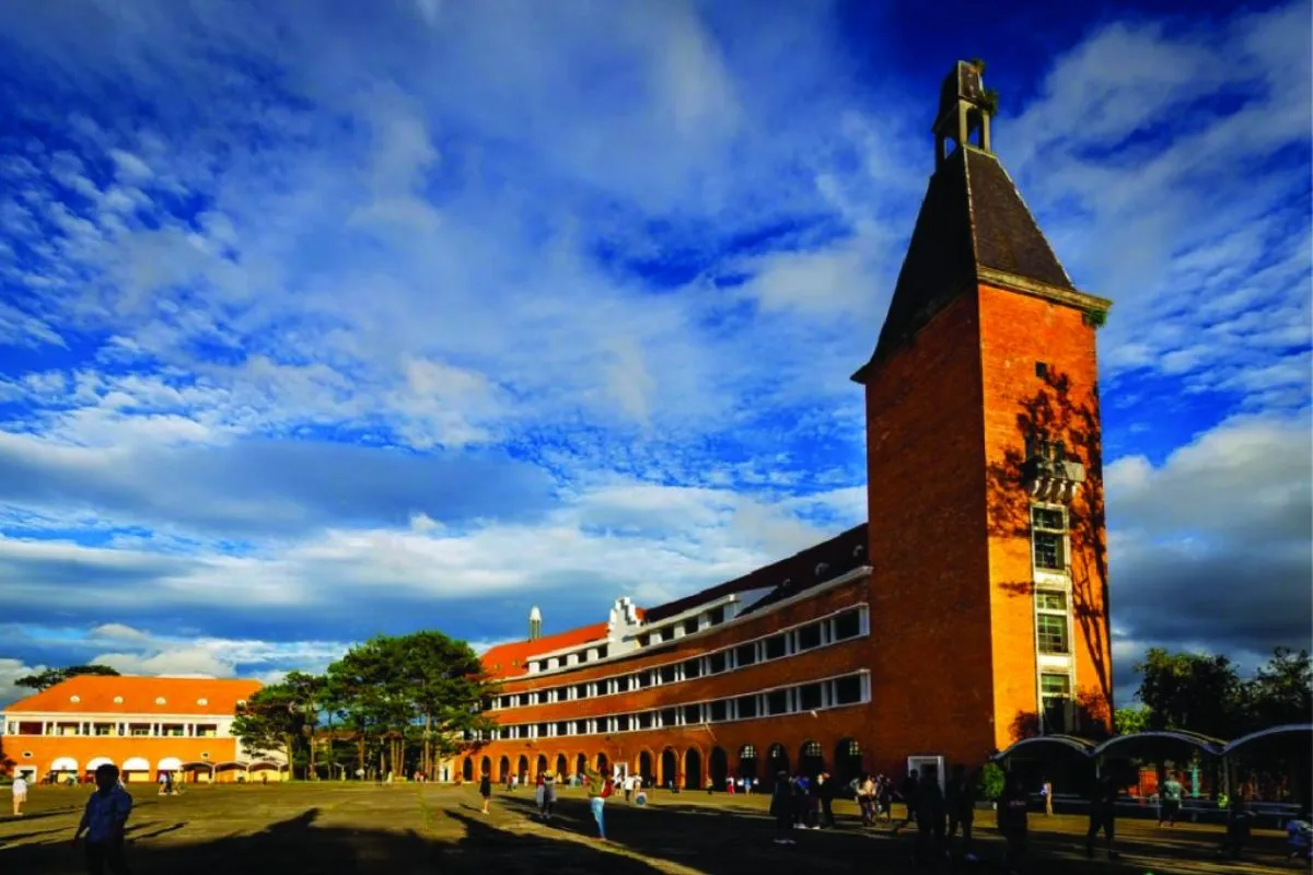 Giảng đường cao đẳng sư phạm đà lạt hình vòng cung – cuốn sách tri thức giữa lòng thành phố