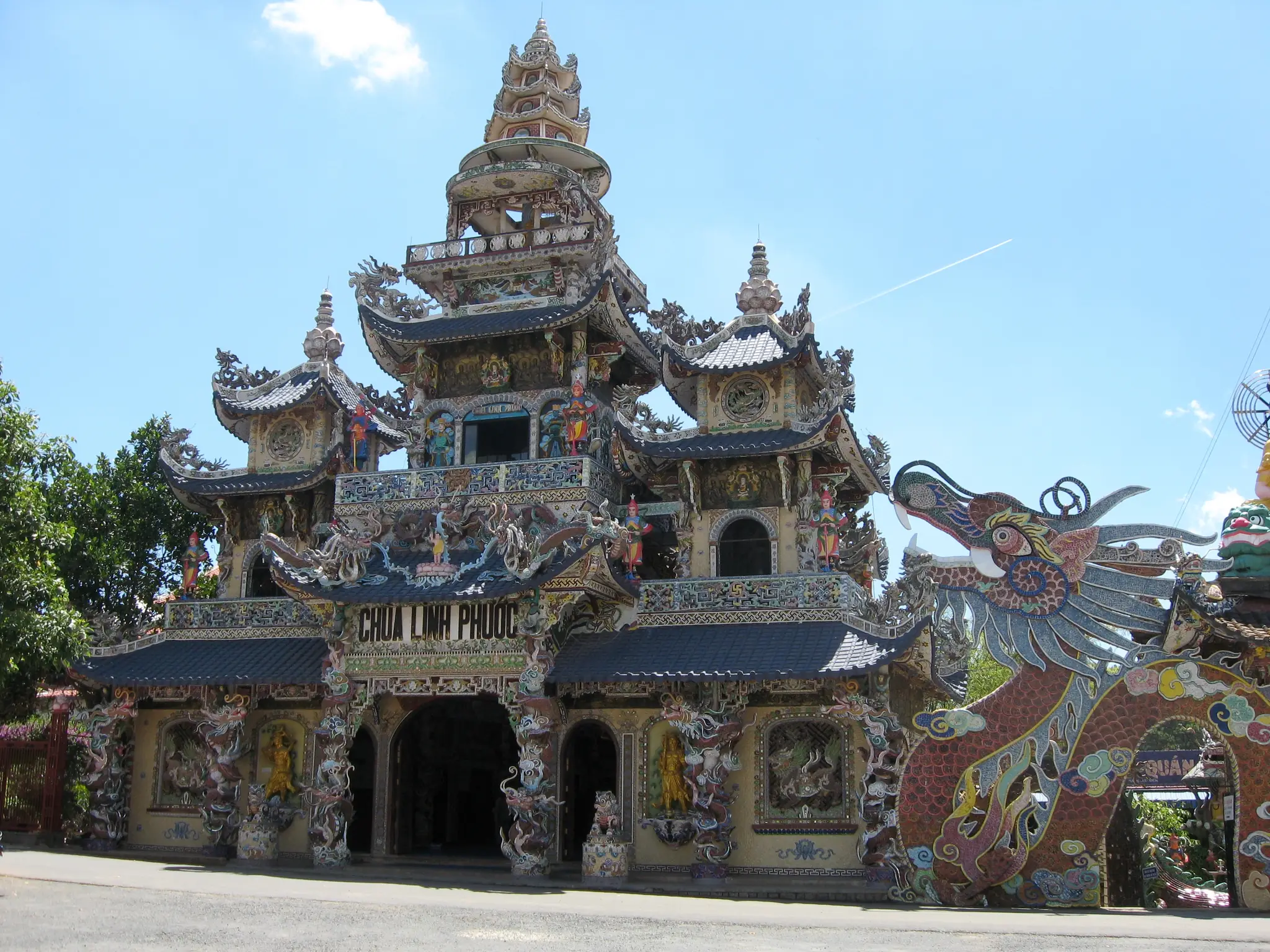 Chánh điện chùa Linh Phước khảm sành sứ, bên phải là thân rồng uốn lượn