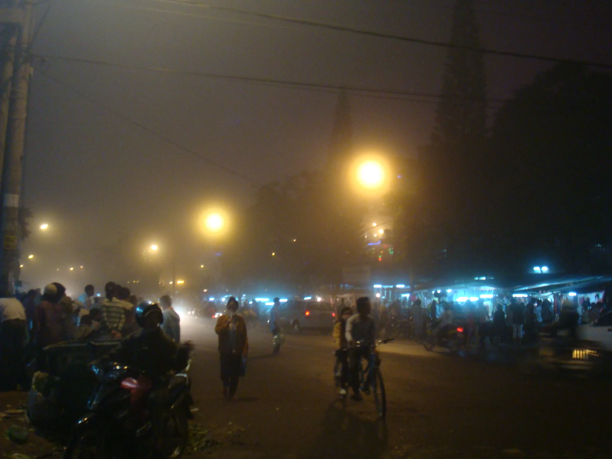 Chợ đêm Đà Lạt về khuya, đèn đường và hàng quán mờ trong sương