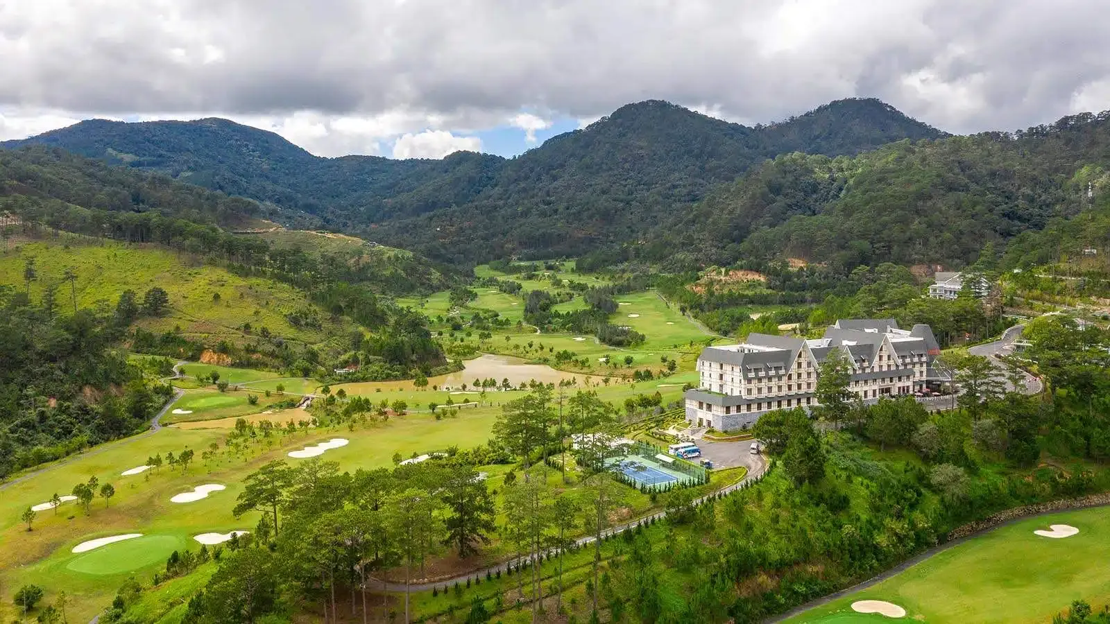 Chơi Golf ở Hồ Tuyền Lâm