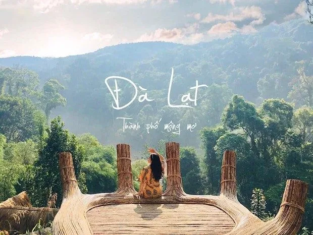 Ảnh bìa chữ Đà Lạt thành phố mộng mơ, cô gái ngồi ngắm núi rừng
