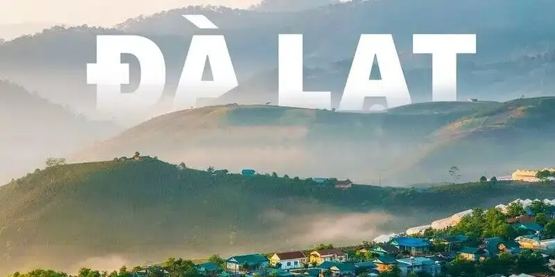 Ảnh bìa chữ Đà Lạt trên nền đồi núi phủ sương