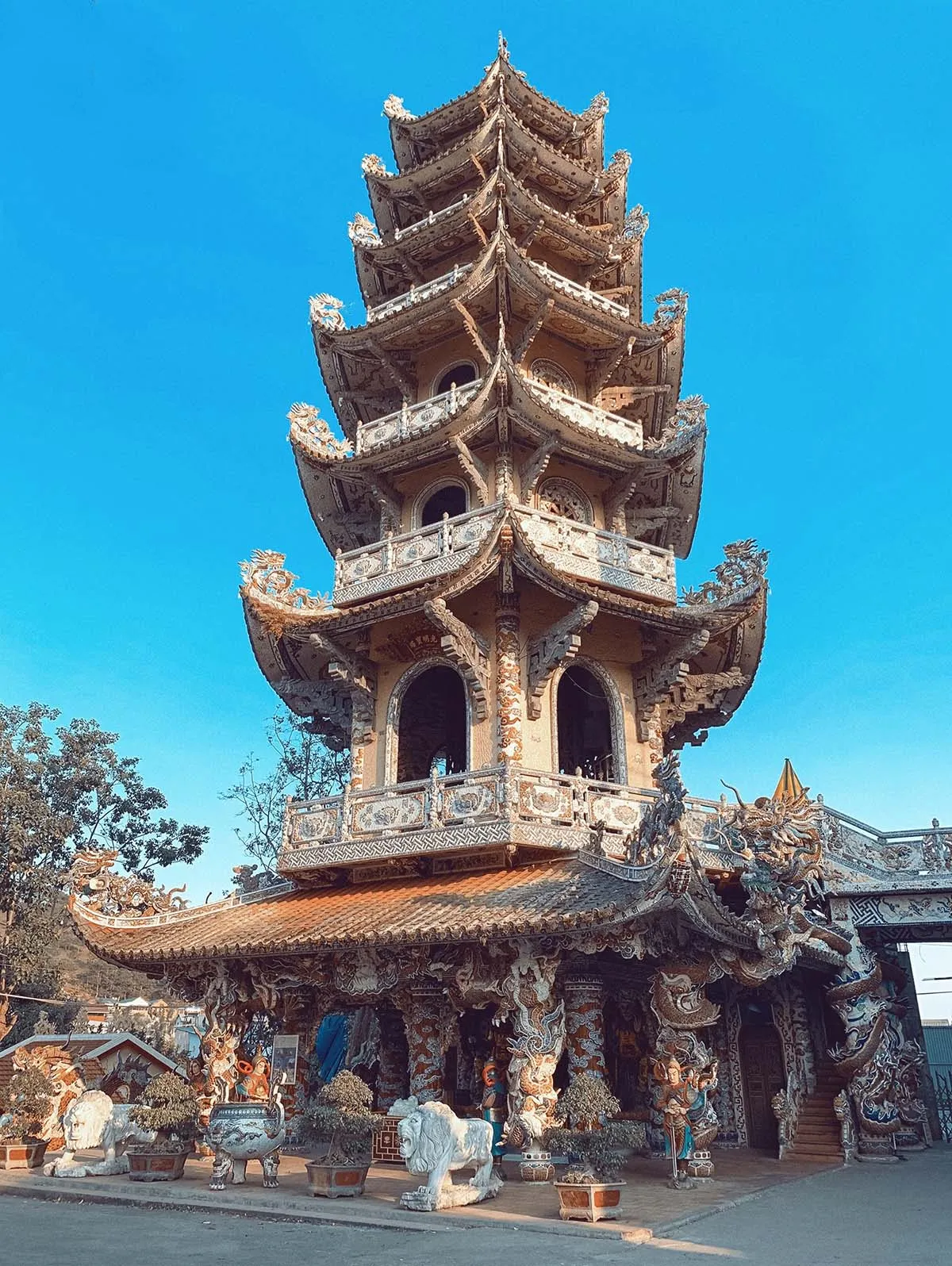 Tháp chuông chùa Linh Phước