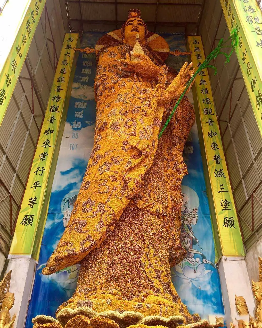 Tượng Phật Bà bằng hoa bất tử khổng lồ - Chùa Linh Phước