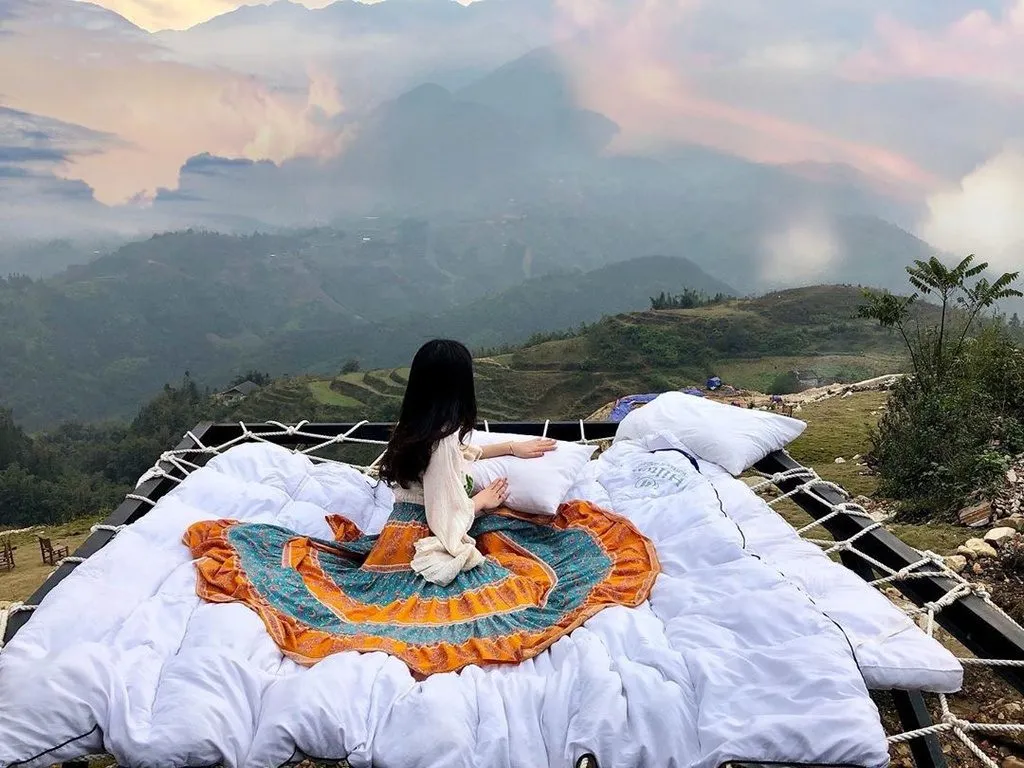 Võng lưới nhìn ra thung lũng sương mù ở khu Cổng Trời Bali Đà Lạt