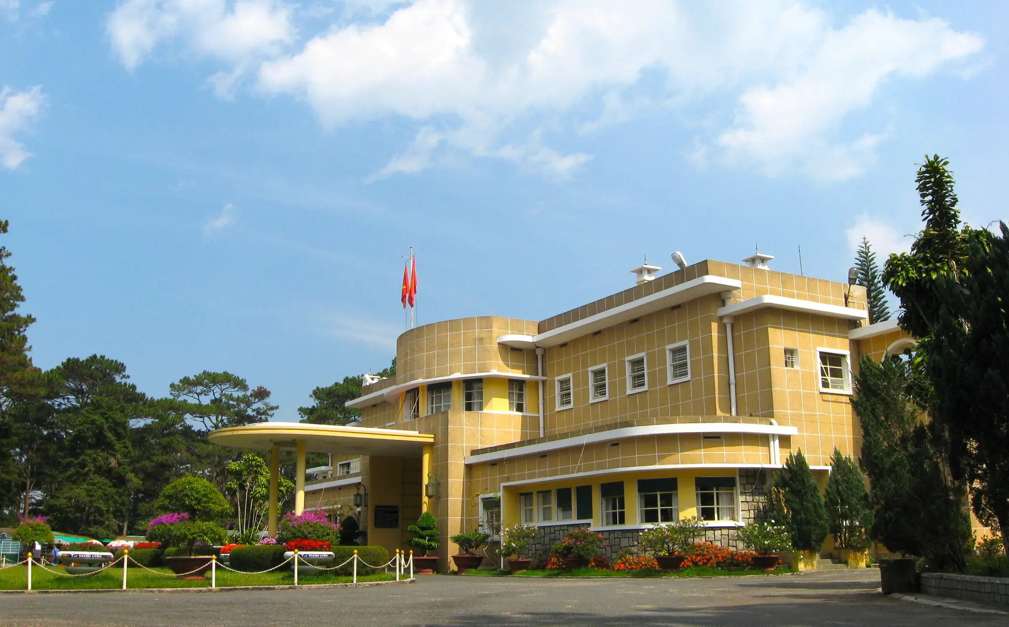 Mặt tiền Dinh Bảo Đại (Dinh III) giữa rừng thông, trời xanh