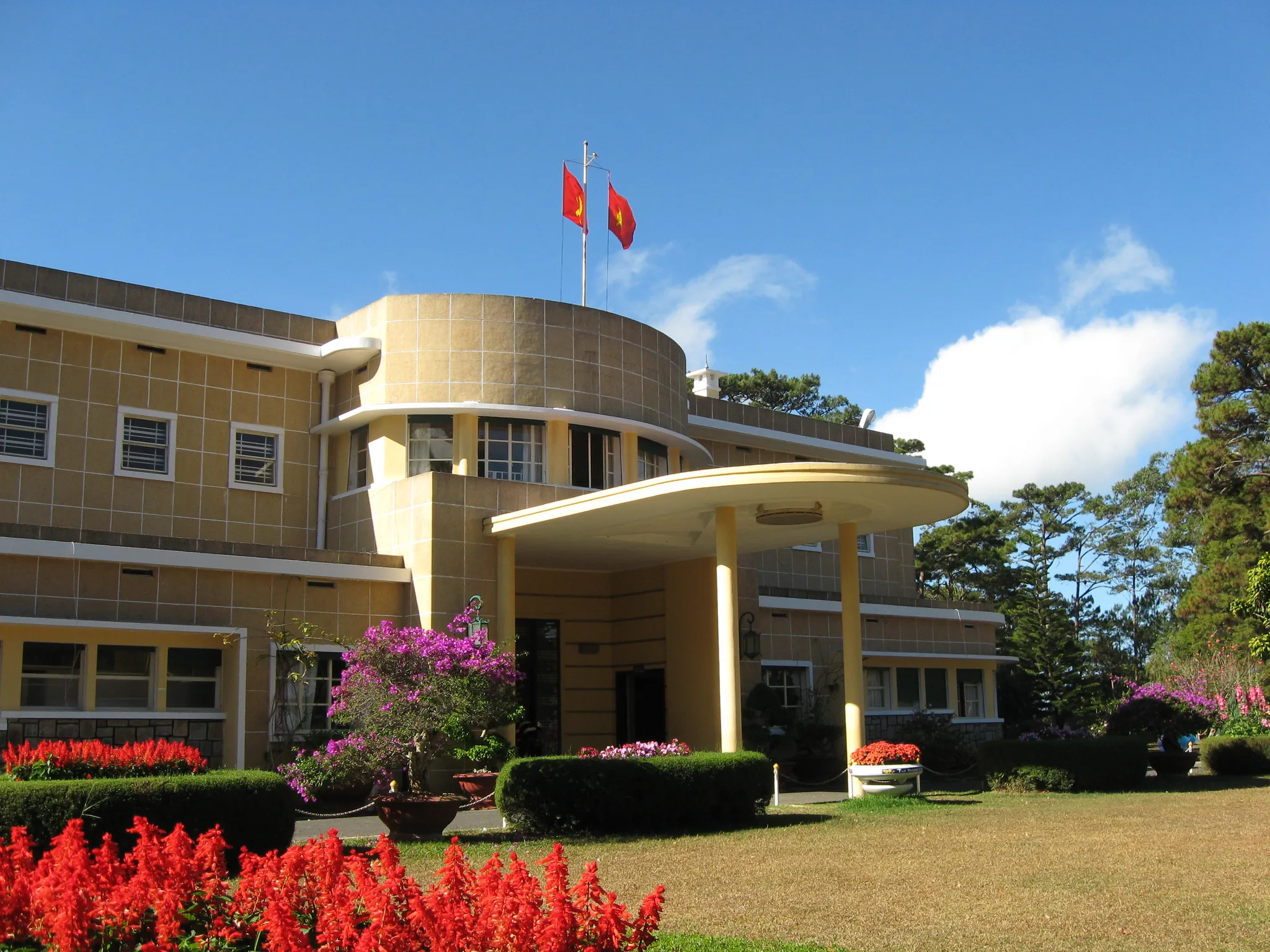 Khối sảnh tròn và bồn hoa đỏ trước Dinh III