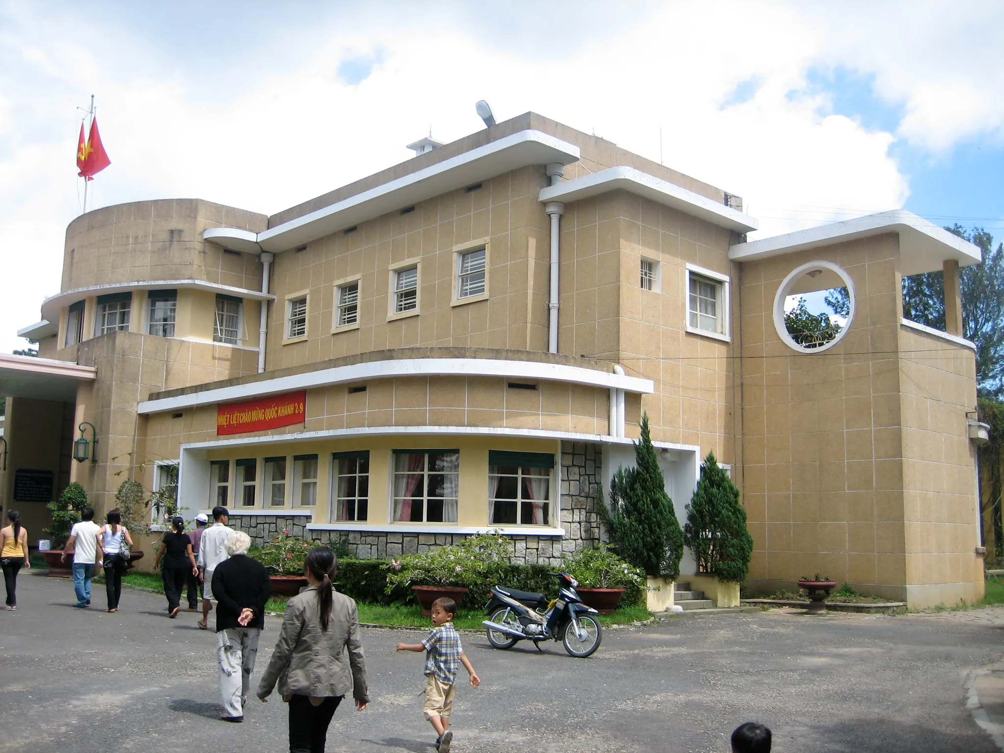 Du khách tham quan trước cửa chính Dinh III