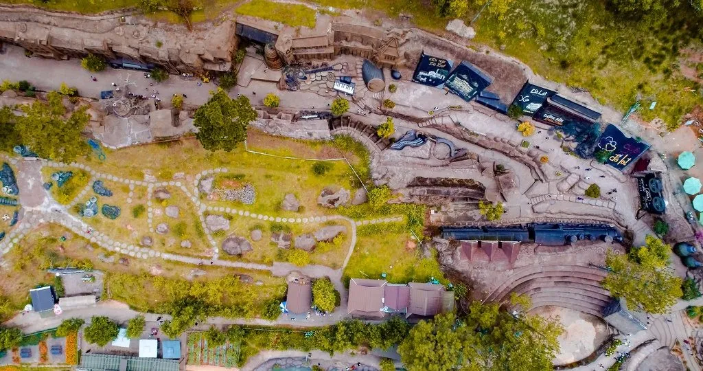 Đường Hầm Điêu Khắc