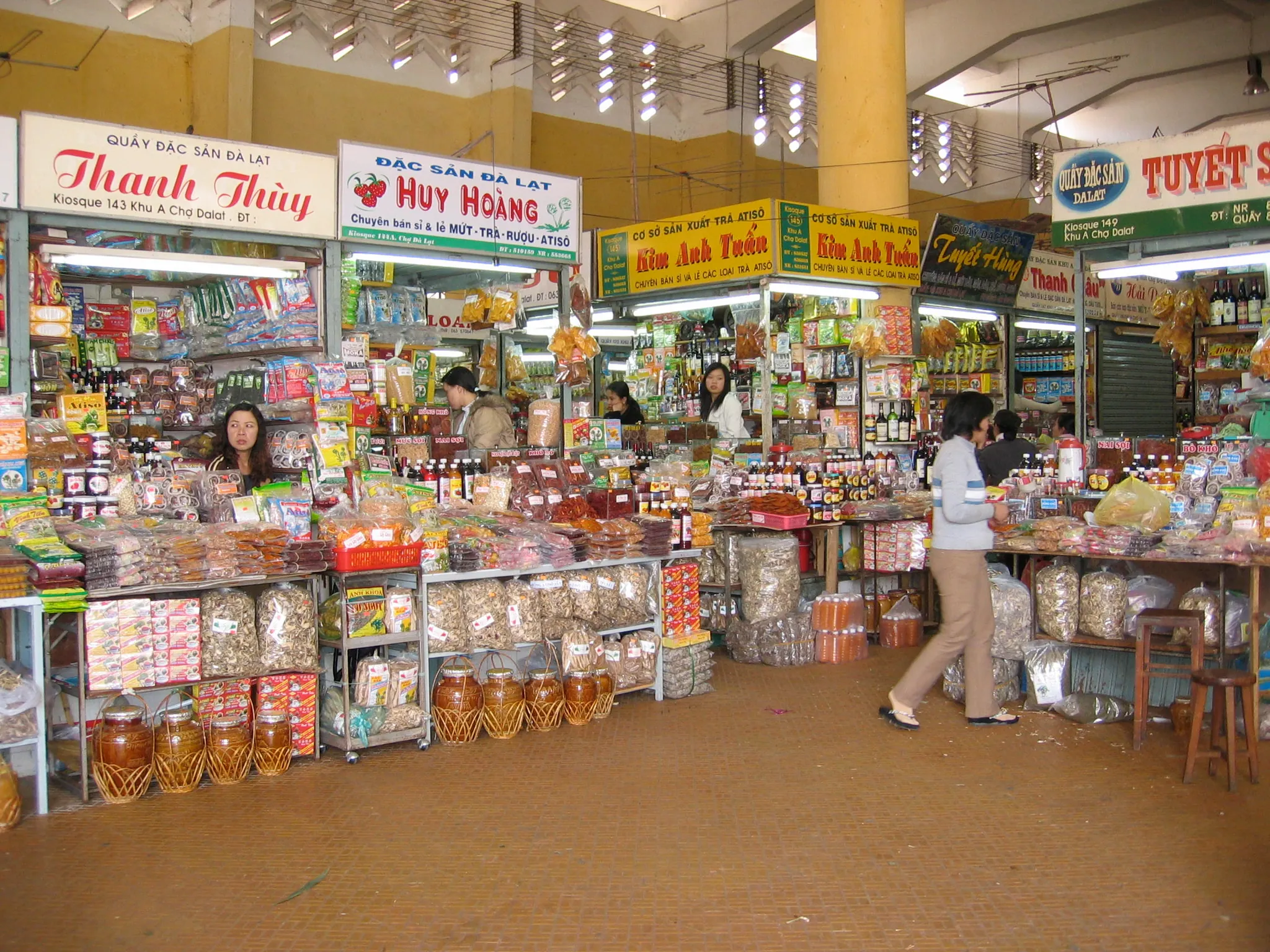 Các gian hàng đặc sản mứt, trà và đồ khô bên trong chợ Đà Lạt