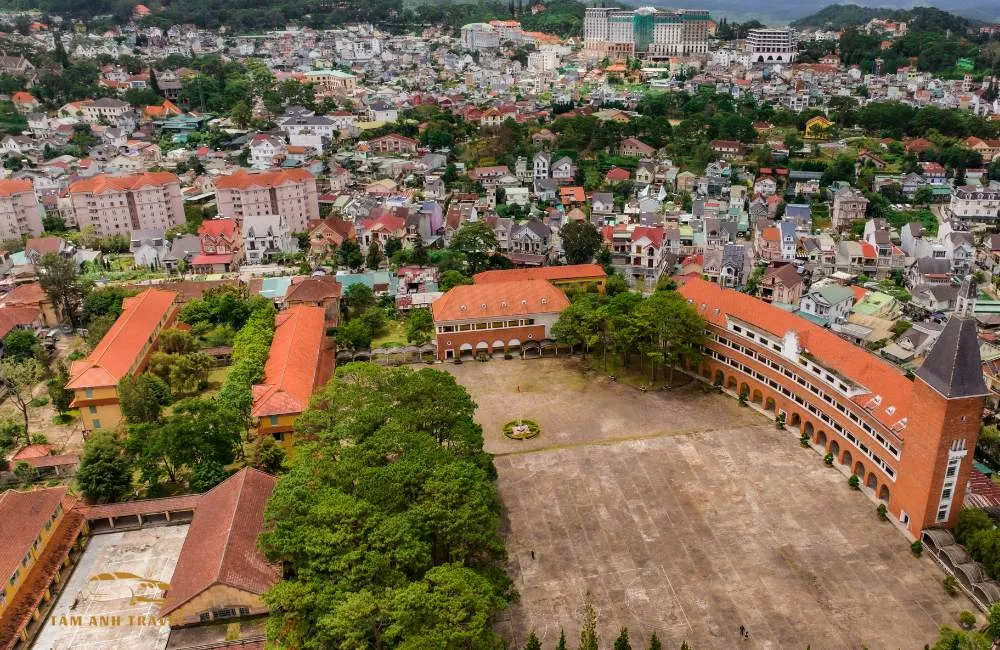 Vẻ đẹp kiến trúc cổ kính pha nét lãng mạn thời Pháp của trường Cao Đẳng Sư phạm Đà Lạt