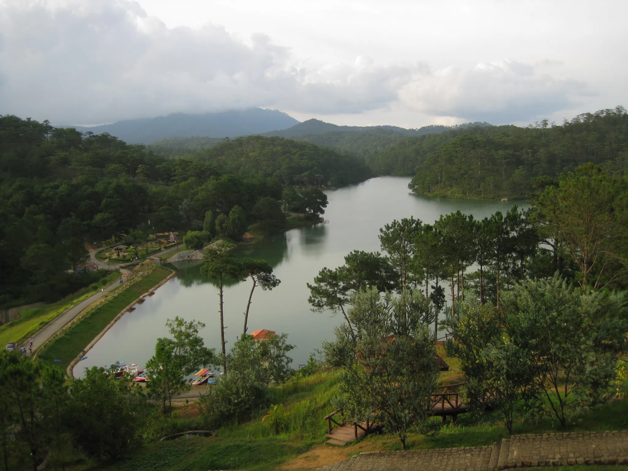Hồ Đa Thiện uốn quanh những đồi thông trong Thung Lũng Tình Yêu