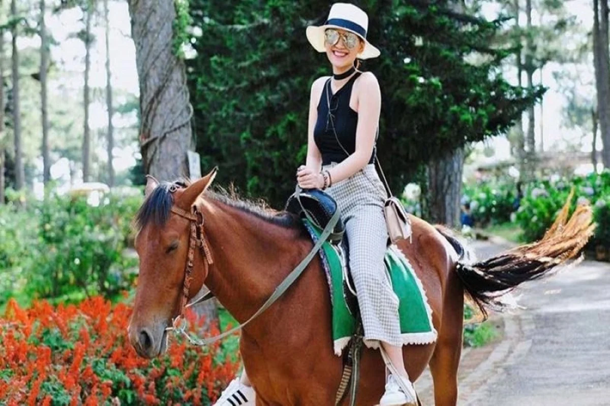 Cưỡi ngựa dạo quanh hồ Than Thở