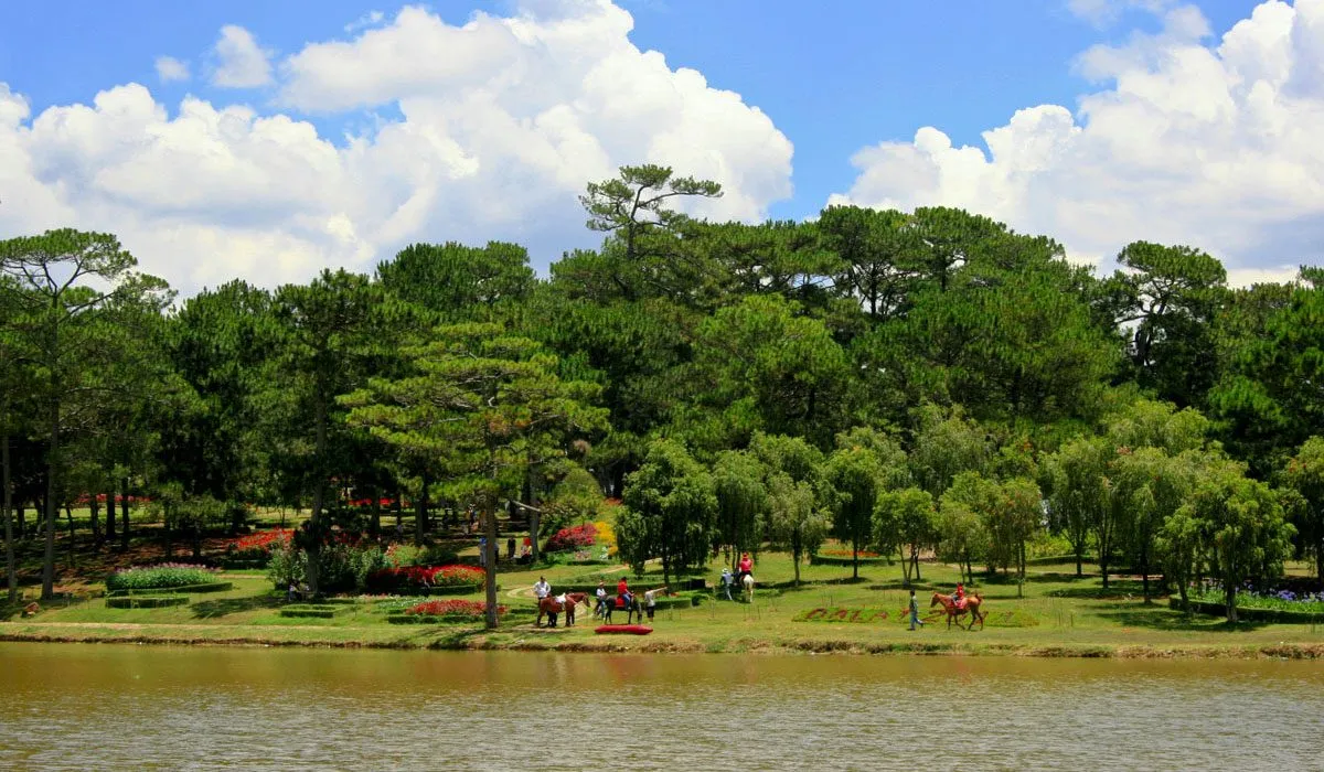 Thưởng ngoạn khung cảnh thiên nhiên hữu tình, đậm chất thơ tại Hồ Than Thở