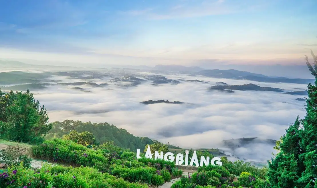 Đỉnh Langbiang nhìn xuống biển sương buổi sớm