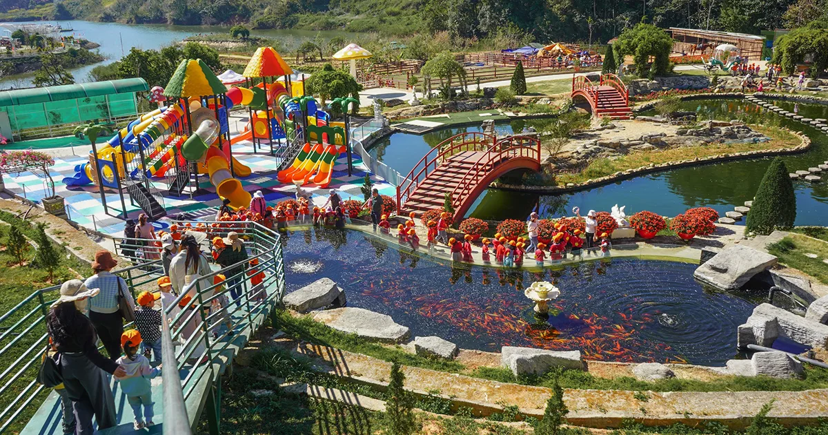 Khu vui chơi trẻ em và hồ cá koi ở Dalat Wonderland