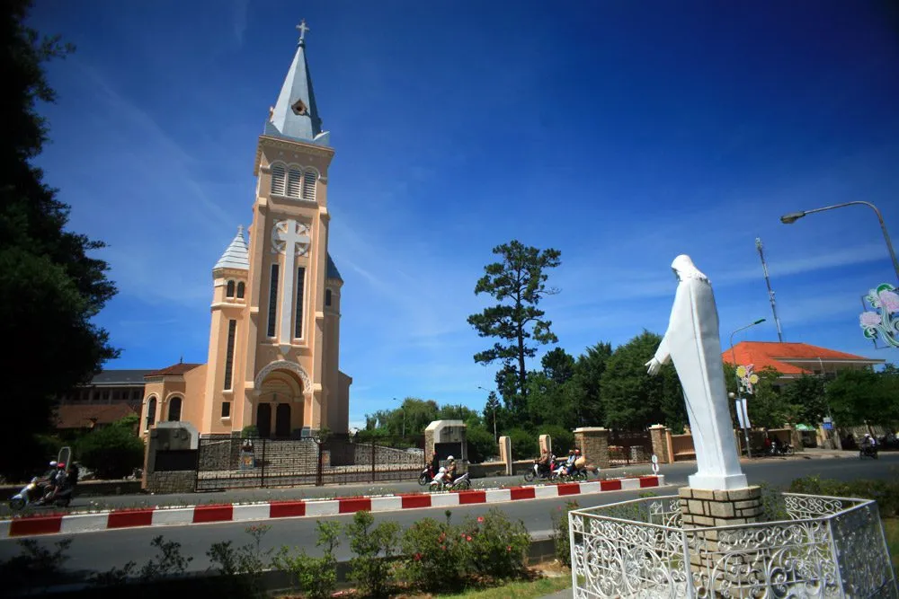 Nhà thờ Con Gà Đà Lạt chơi ở đâu