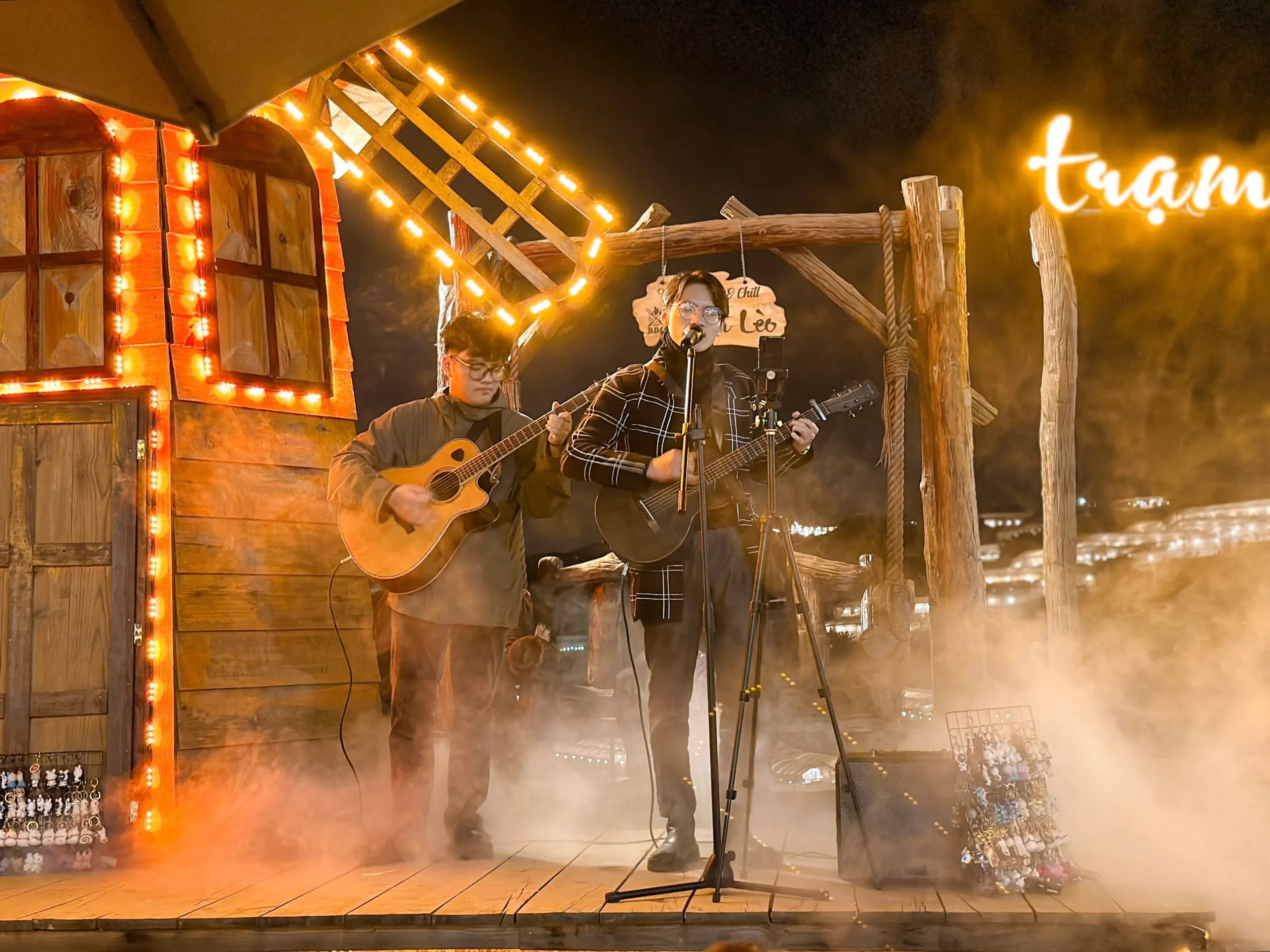 Nhạc chill tại Tiệm Nướng và Chill Xóm Lèo