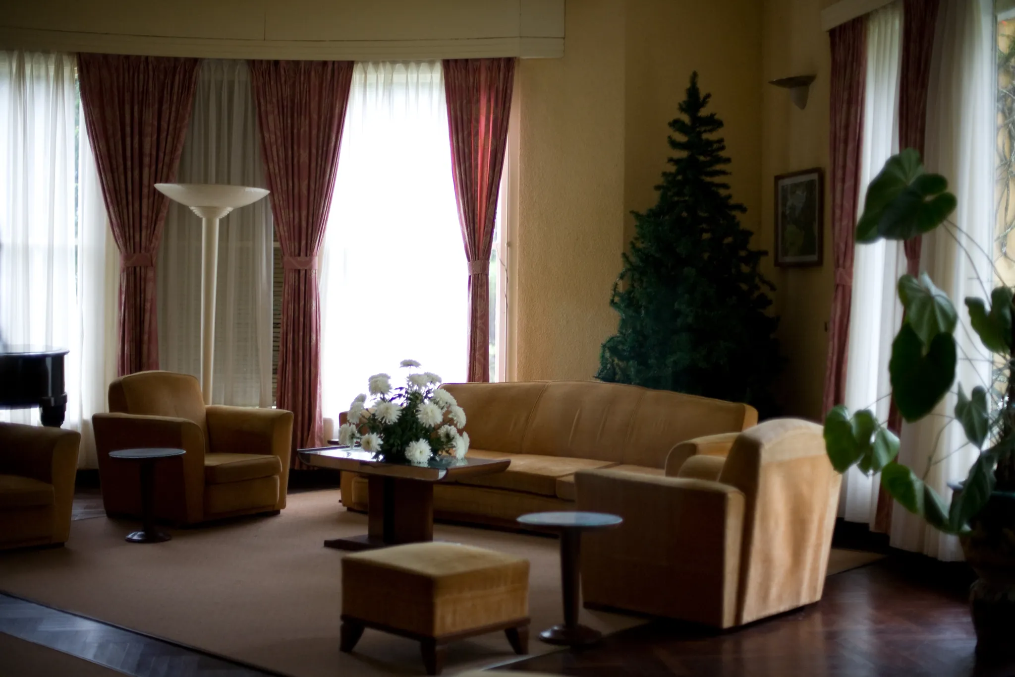 Phòng khách bên trong Dinh III với bộ ghế sofa và rèm cửa thời Bảo Đại