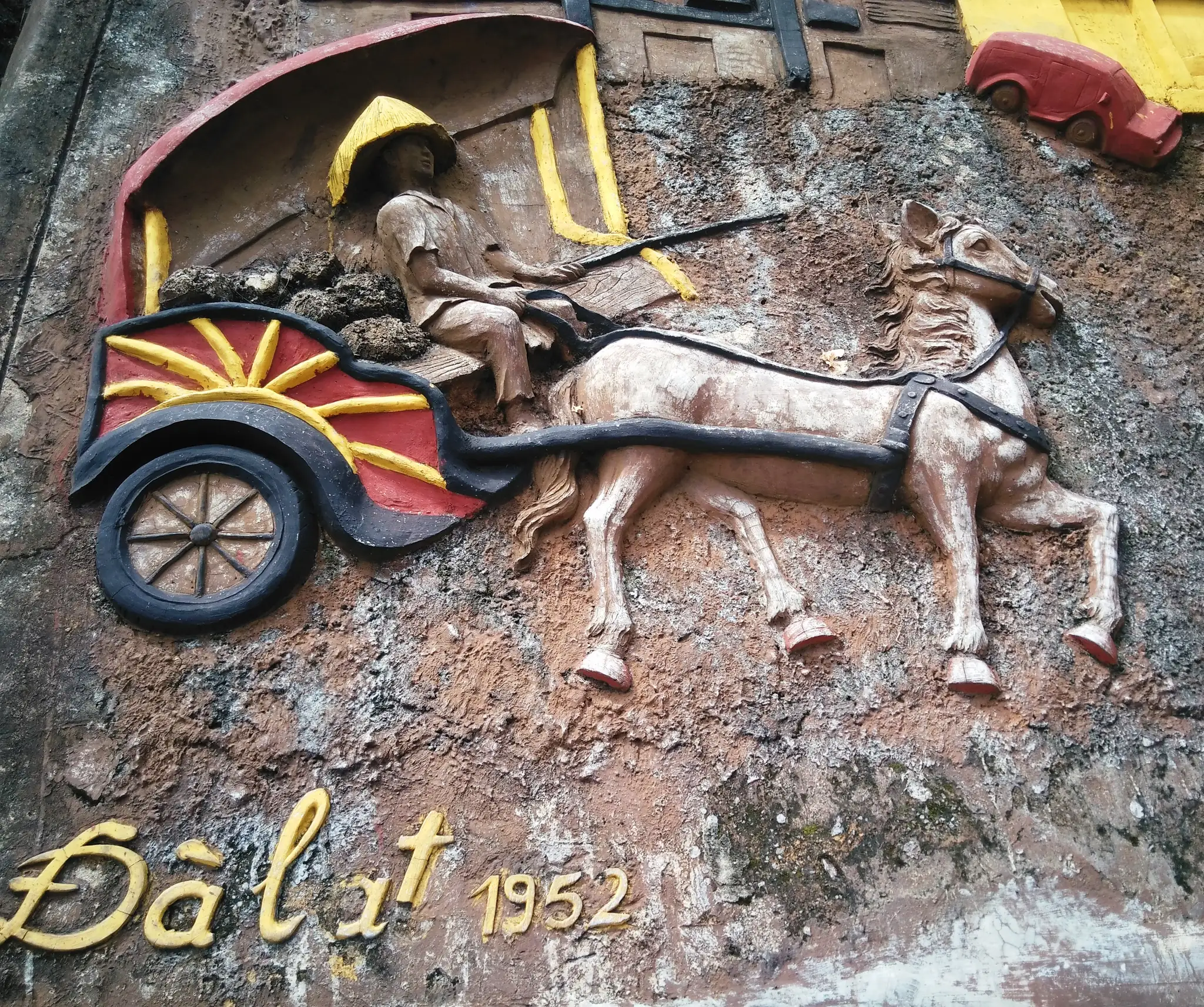 Phù điêu đất sét chiếc xe ngựa kèm dòng chữ "Đà Lạt 1952", một phần khu tái hiện lịch sử thành phố