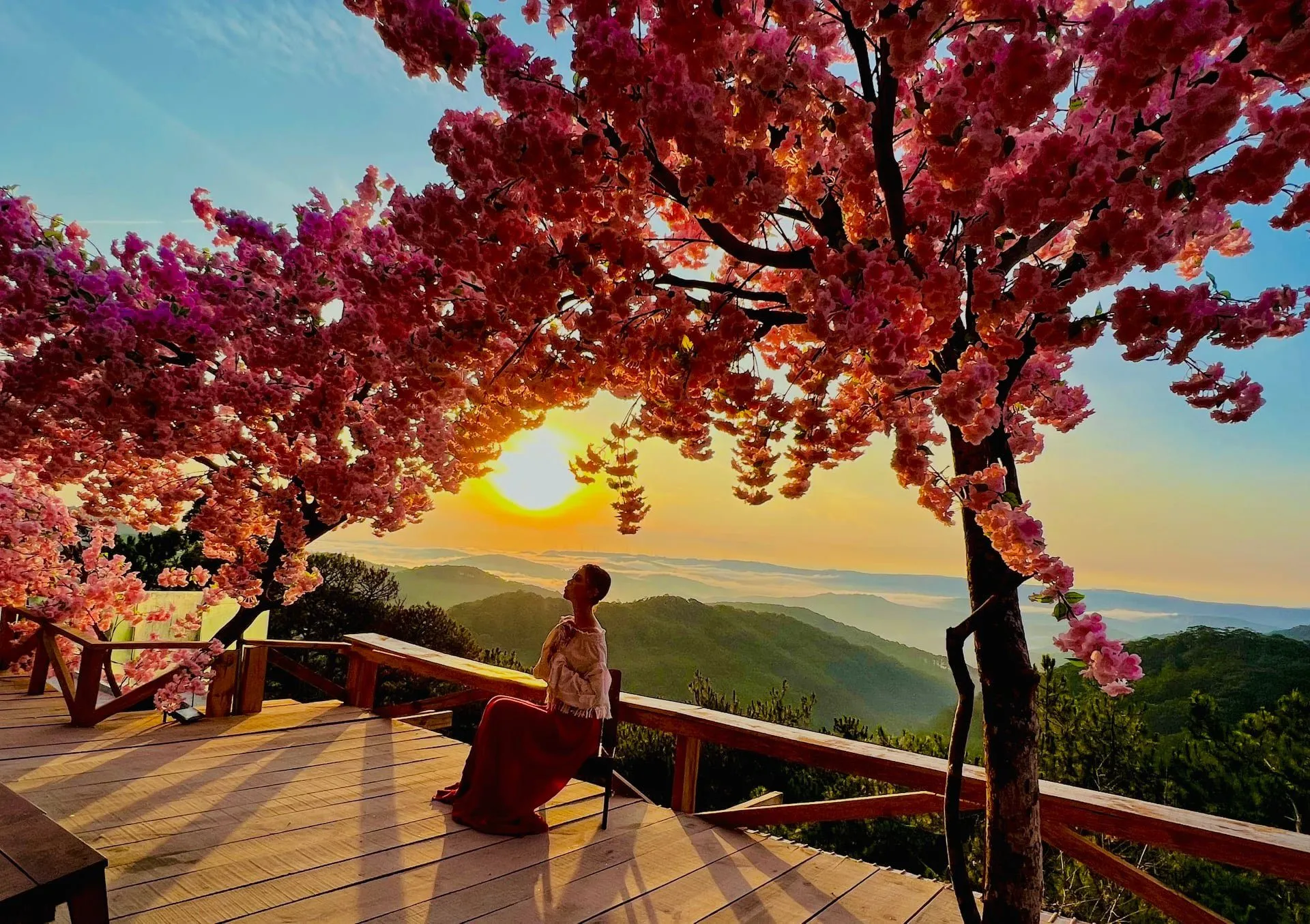 Sàn gỗ ngắm hoàng hôn dưới tán hoa ở khu Cổng Trời Bali Đà Lạt