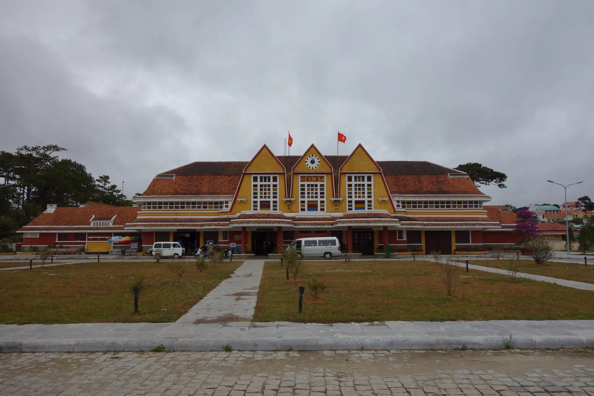 Sân trước ga Đà Lạt với lối đi bộ dẫn vào nhà ga