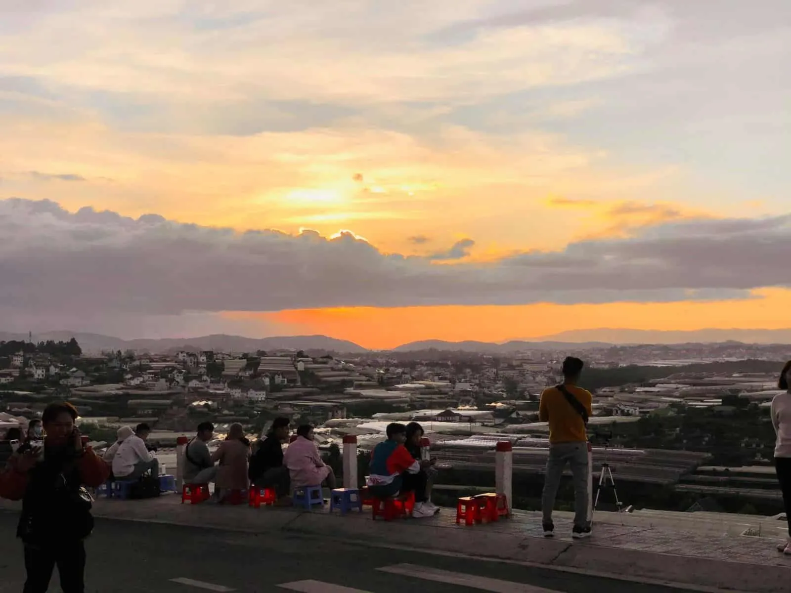 Tai sao gioi tre phat cuong voi xom leo