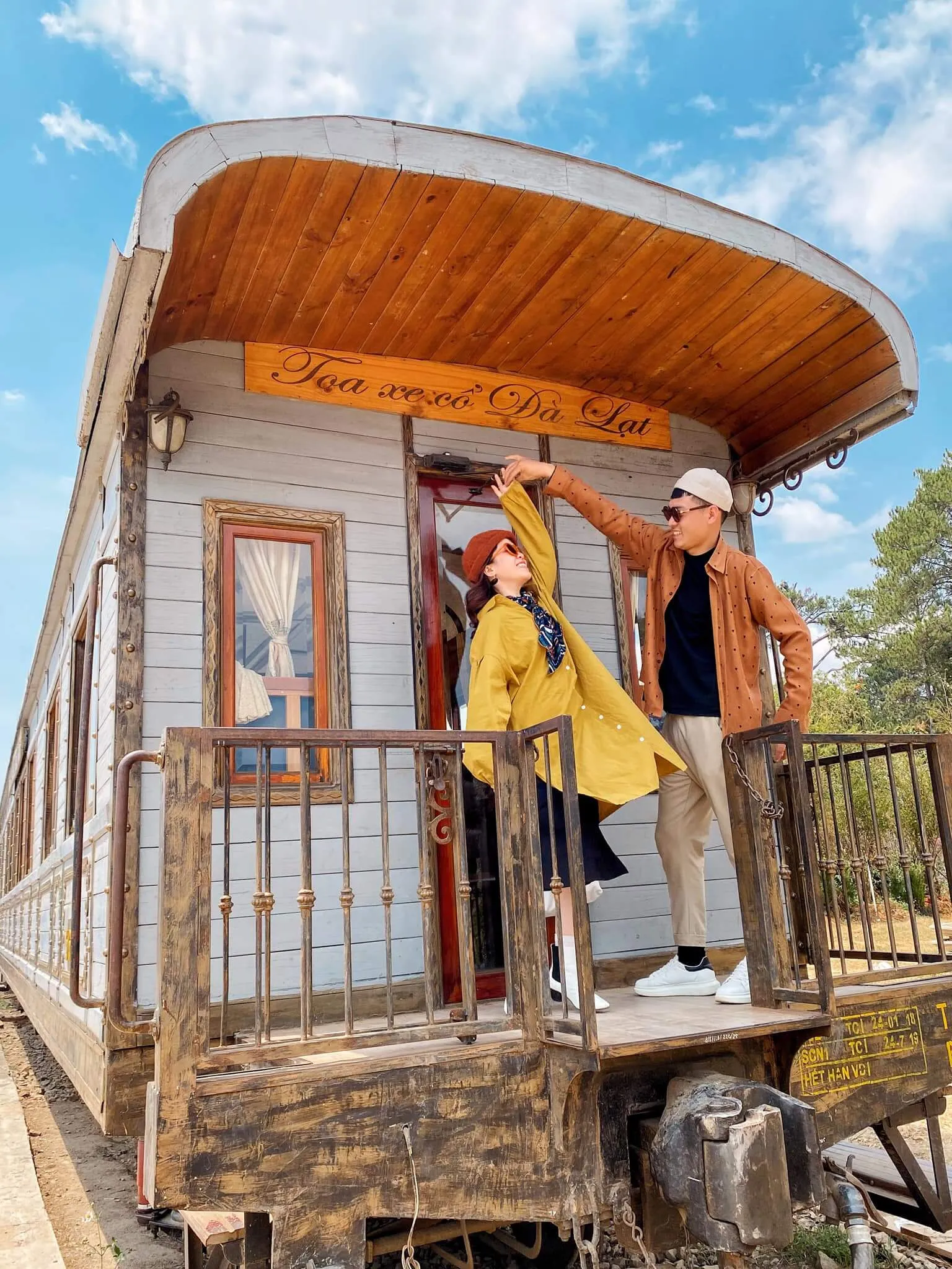 Check-in toa tàu gỗ cũ tại ga xe lửa Đà Lạt