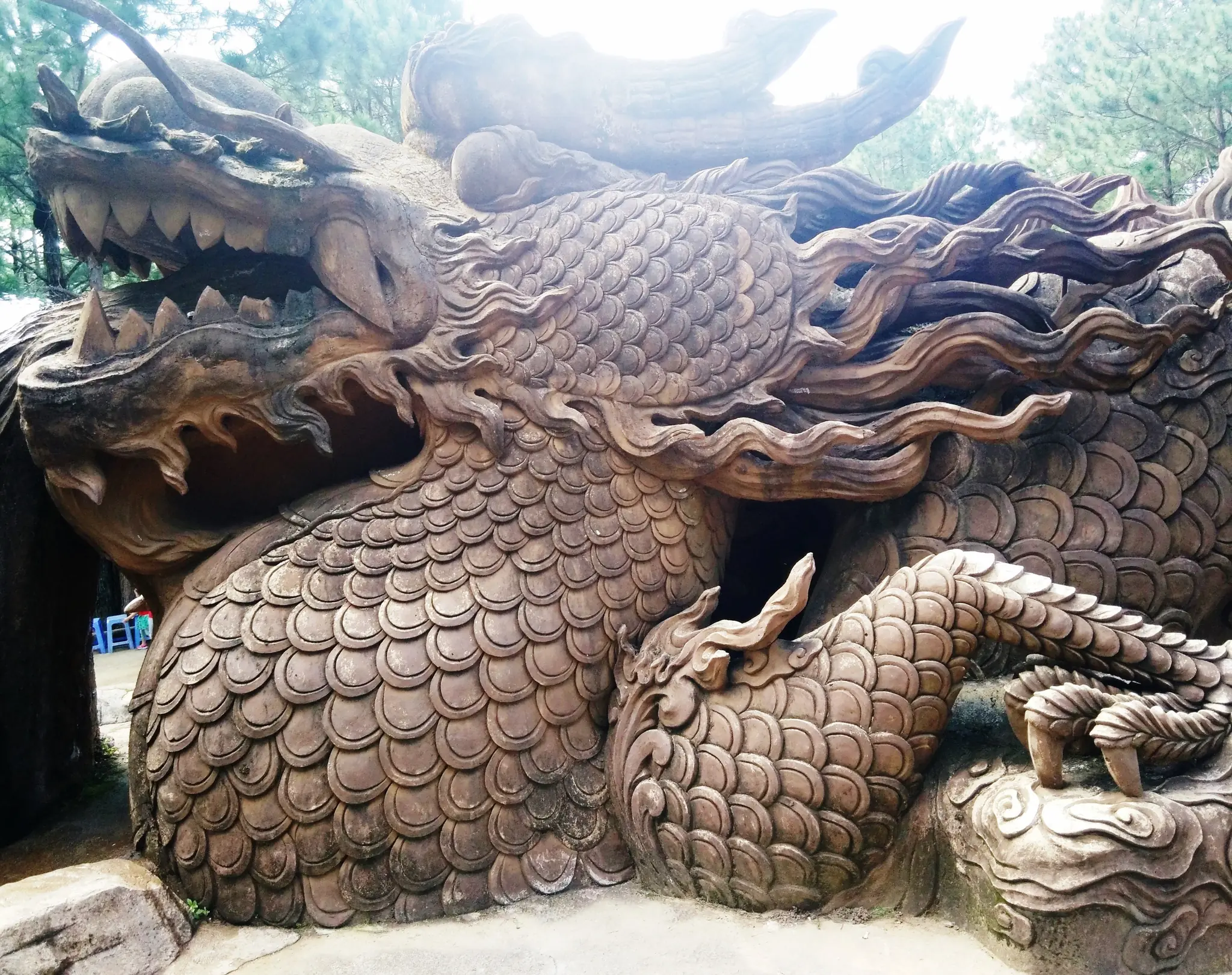 Tượng rồng khổng lồ đắp bằng đất sét ở Đường Hầm Điêu Khắc, từng lớp vảy tạc tỉ mỉ