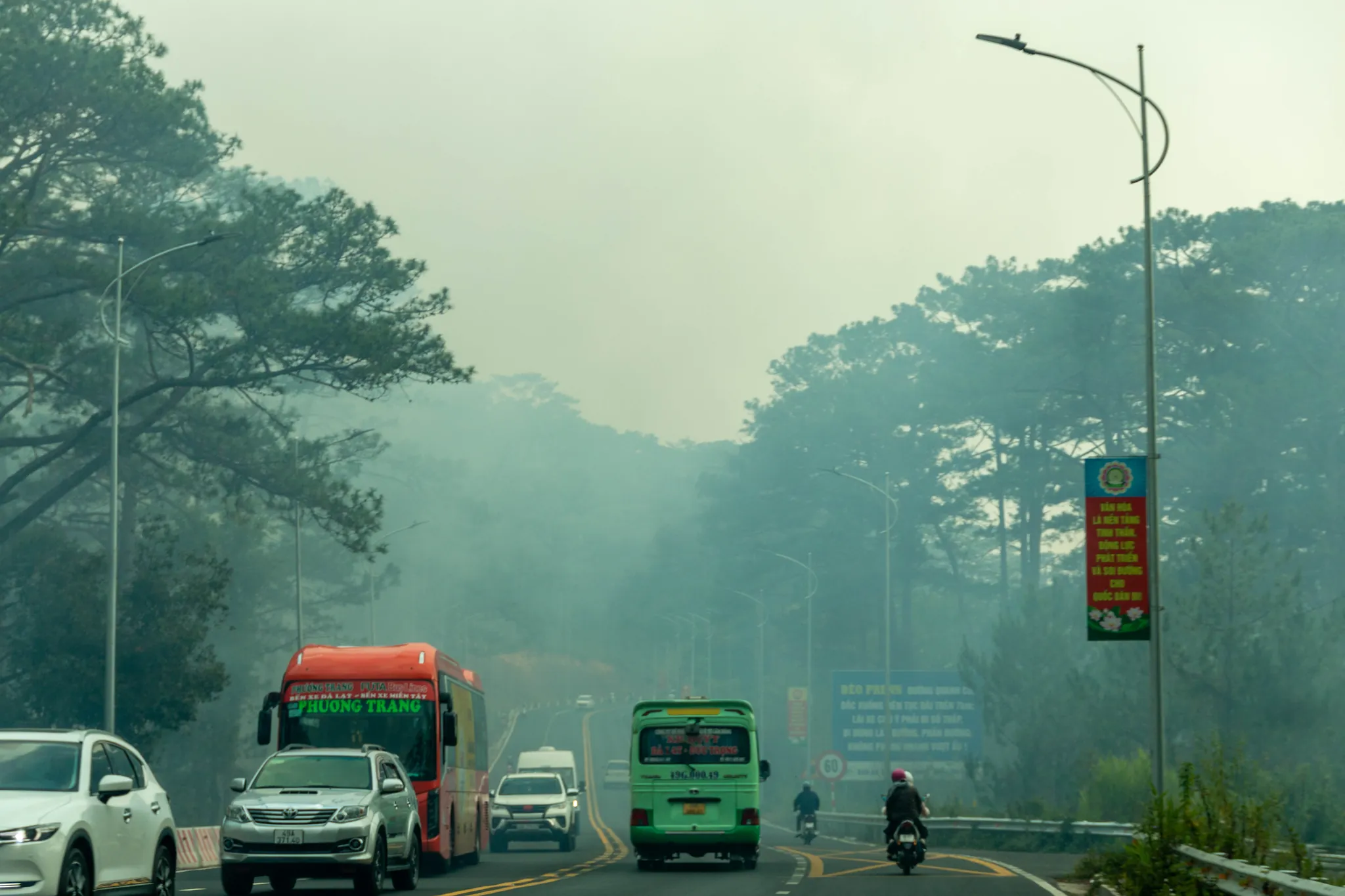 Xe khách, ô tô và xe máy nối nhau trên đèo Prenn trong một ngày trời mù