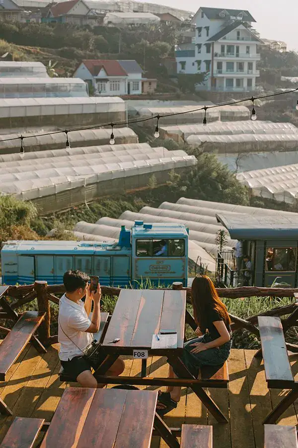 Không gian nướng chill tại Tiệm Nướng Xóm Lèo Đà Lạt với view thung lũng lãng mạn